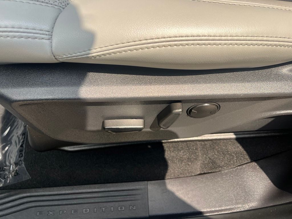 2025 Ford Expedition Max Platinum 4x4 | Pano Roof | BLIS | HD Tow Pkg