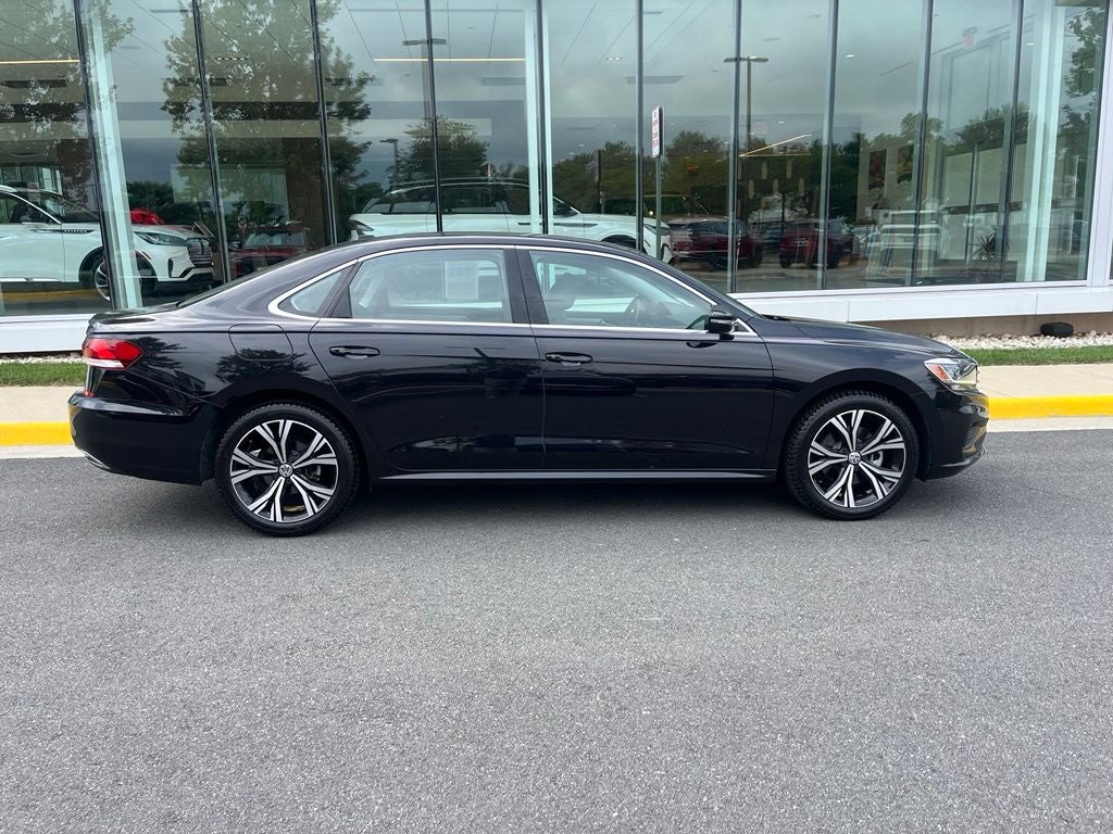 2022 Volkswagen Passat 2.0T SE | Moonroof | BLIS | CarPlay/Android Auto