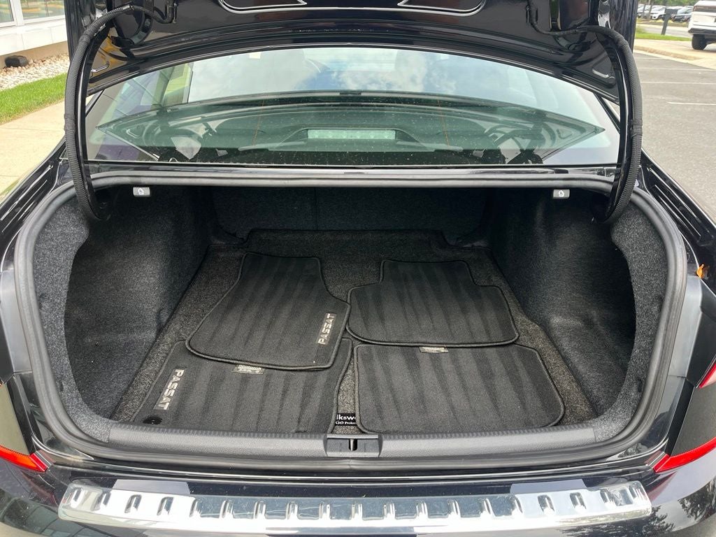 2022 Volkswagen Passat 2.0T SE | Moonroof | BLIS | CarPlay/Android Auto