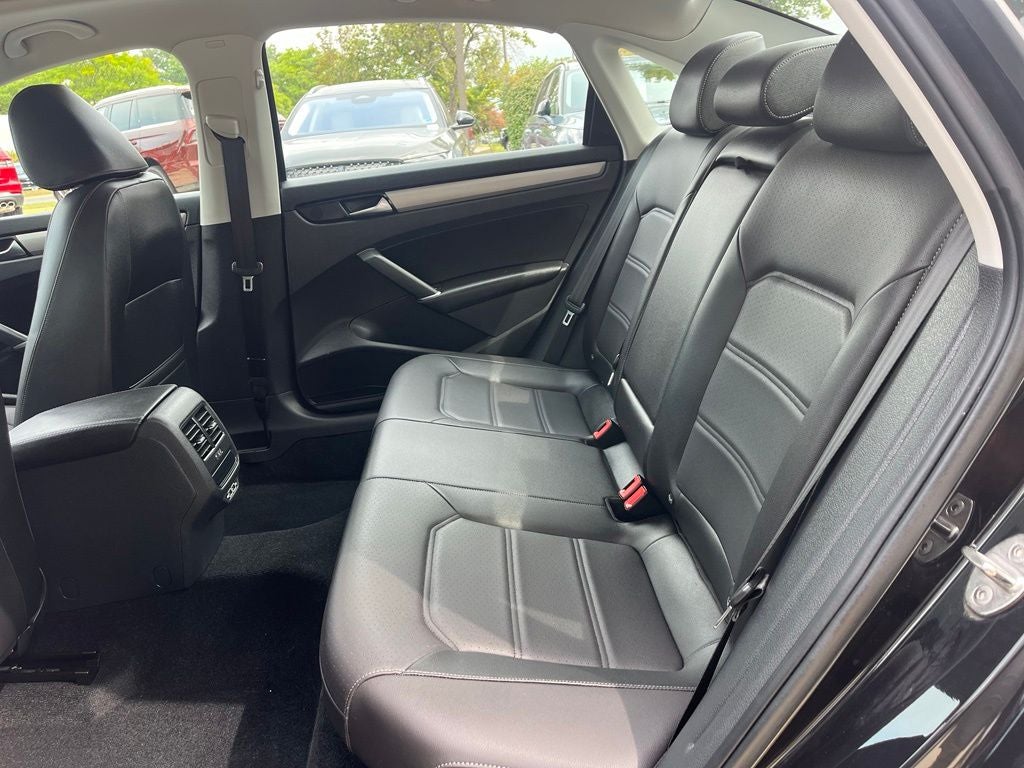 2022 Volkswagen Passat 2.0T SE | Moonroof | BLIS | CarPlay/Android Auto