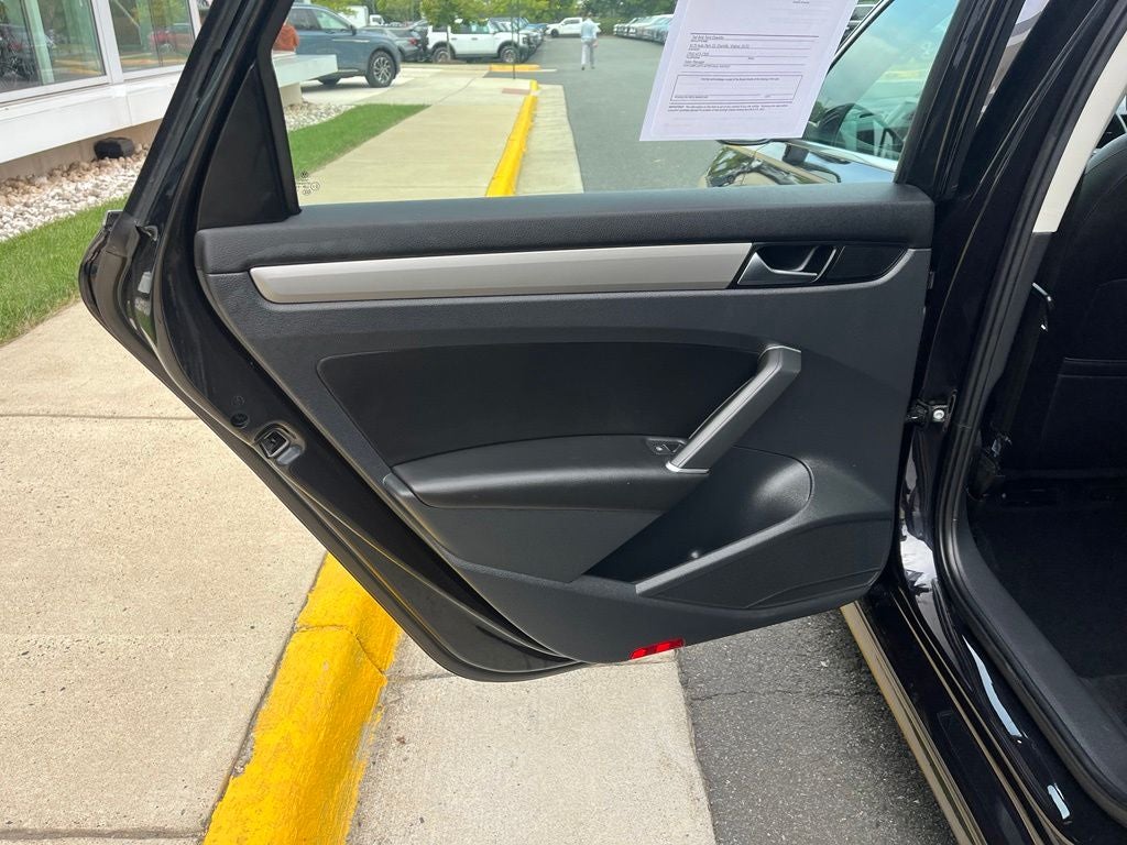 2022 Volkswagen Passat 2.0T SE | Moonroof | BLIS | CarPlay/Android Auto