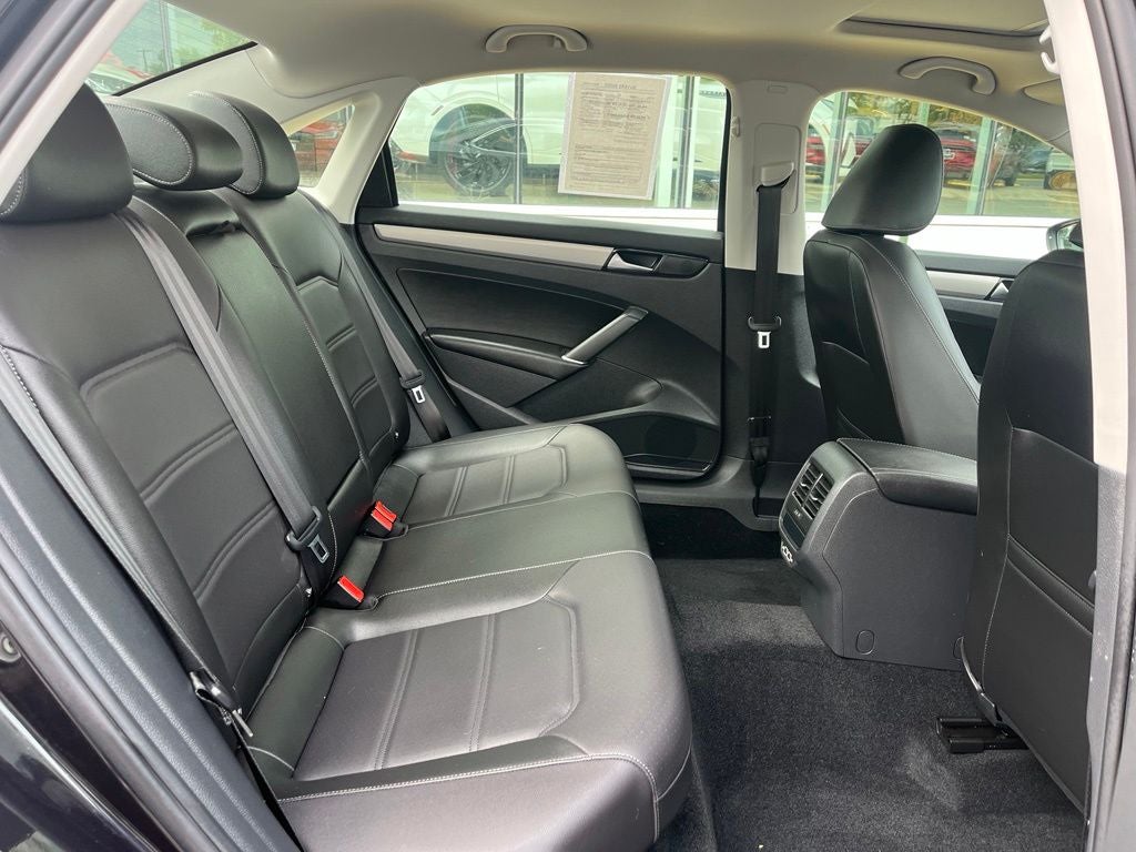 2022 Volkswagen Passat 2.0T SE | Moonroof | BLIS | CarPlay/Android Auto