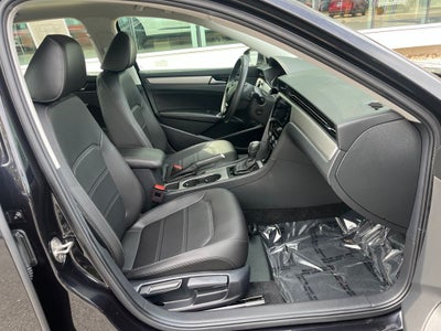 2022 Volkswagen Passat 2.0T SE | Moonroof | BLIS | CarPlay/Android Auto