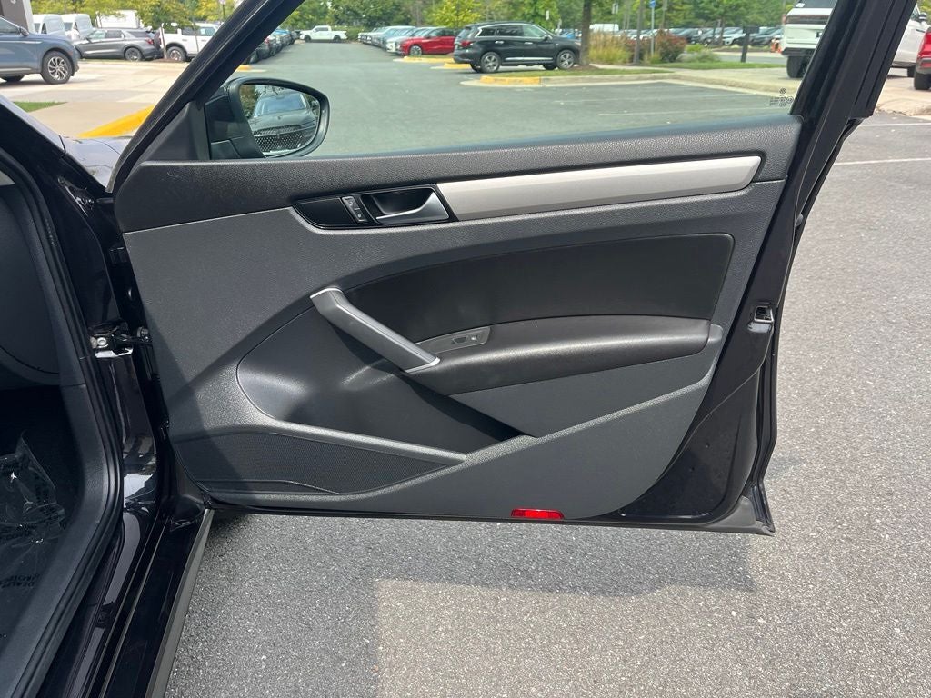 2022 Volkswagen Passat 2.0T SE | Moonroof | BLIS | CarPlay/Android Auto
