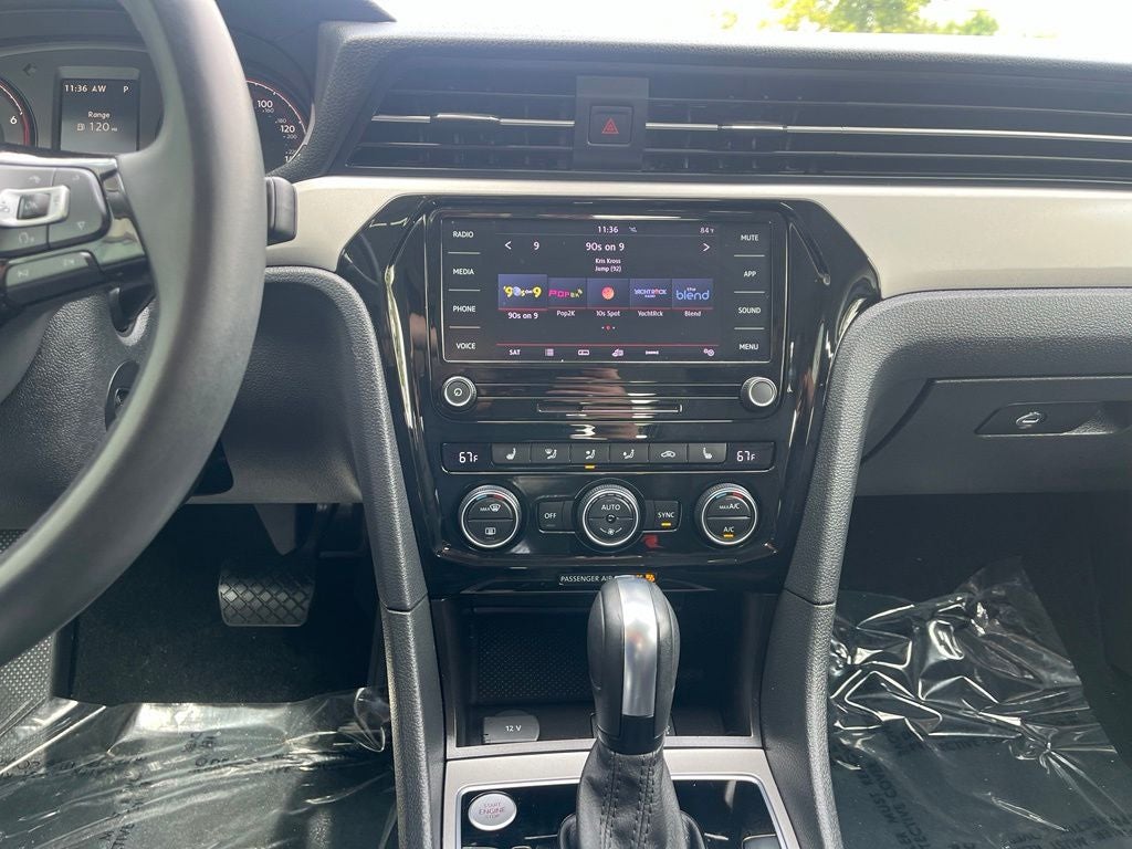 2022 Volkswagen Passat 2.0T SE | Moonroof | BLIS | CarPlay/Android Auto