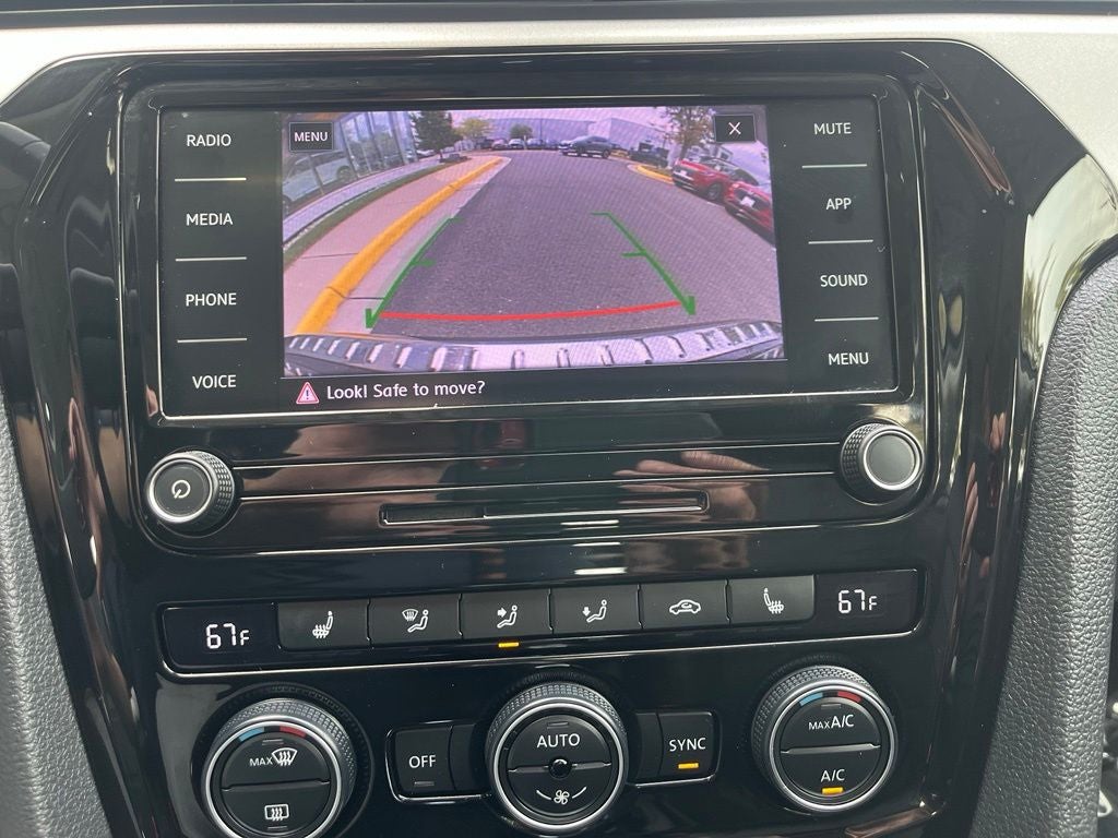 2022 Volkswagen Passat 2.0T SE | Moonroof | BLIS | CarPlay/Android Auto