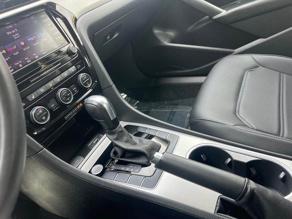2022 Volkswagen Passat 2.0T SE | Moonroof | BLIS | CarPlay/Android Auto