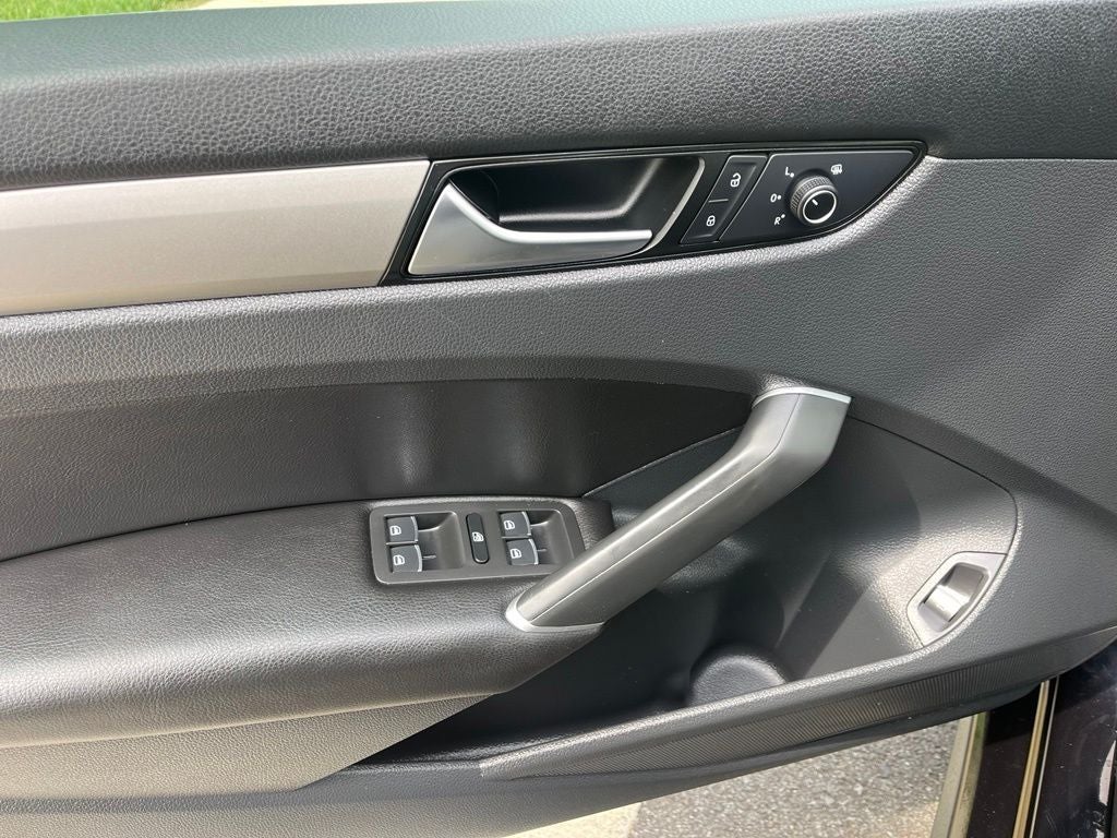 2022 Volkswagen Passat 2.0T SE | Moonroof | BLIS | CarPlay/Android Auto