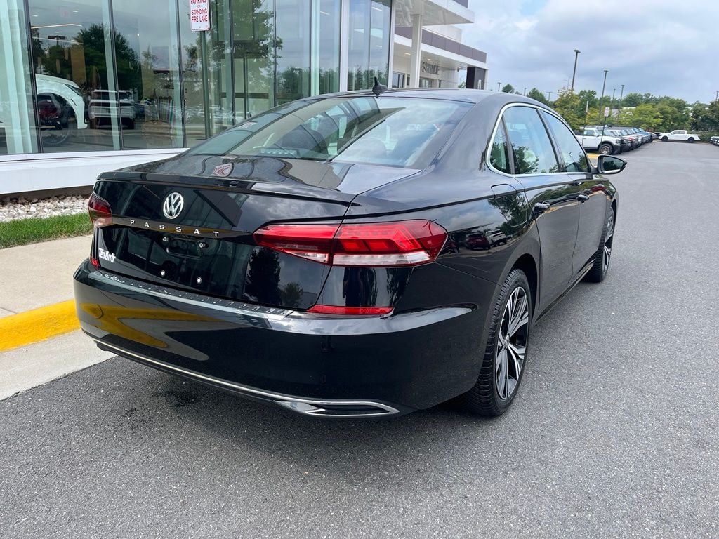 2022 Volkswagen Passat 2.0T SE | Moonroof | BLIS | CarPlay/Android Auto
