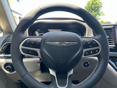 2022 Chrysler Pacifica Hybrid Touring L | 360 Cam | BLIS | Adaptive Cruise
