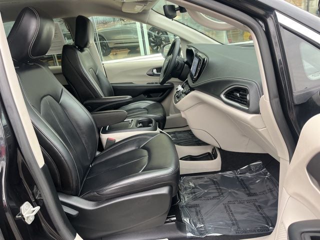 2023 Chrysler Pacifica Hybrid Touring L | Safety Pack | Adaptive Cruise | Remote Start |