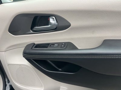 2023 Chrysler Pacifica Hybrid Touring L | Safety Pack | Adaptive Cruise | Remote Start |