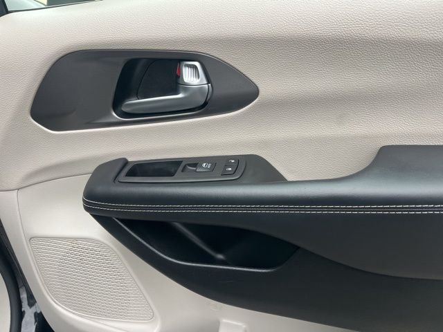 2023 Chrysler Pacifica Hybrid Touring L | Safety Pack | Adaptive Cruise | Remote Start |