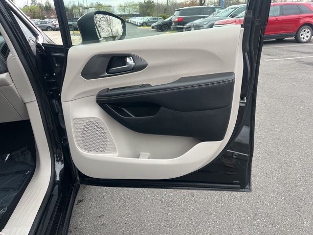 2023 Chrysler Pacifica Hybrid Touring L | Safety Pack | Adaptive Cruise | Remote Start |