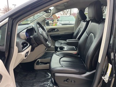 2023 Chrysler Pacifica Hybrid Touring L | Safety Pack | Adaptive Cruise | Remote Start |