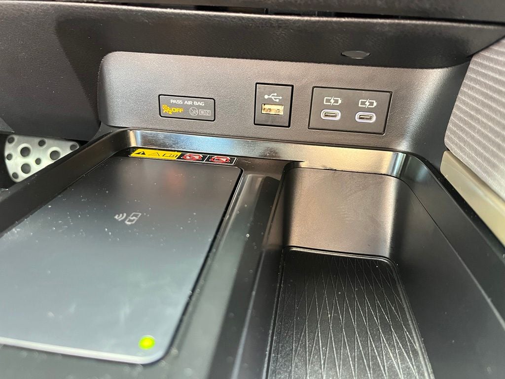 2025 Toyota Camry SE | Moonroof | BLIS | Convenience Pkg | Media Pkg