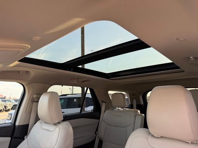 2022 Ford Explorer Platinum | Moonroof | Tech Pkg | Tow Pkg