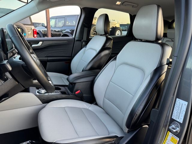 2025 Ford Escape Hybrid Platinum | Heated Seats | Apple CarPlay | Remote Start