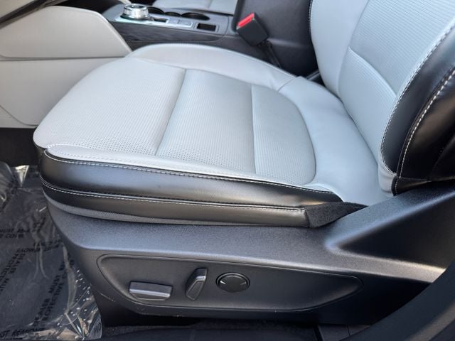 2025 Ford Escape Hybrid Platinum | Heated Seats | Apple CarPlay | Remote Start