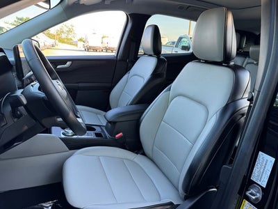 2024 Ford Escape Platinum | Pano Roof | Class II Tow Pkg. | AWD