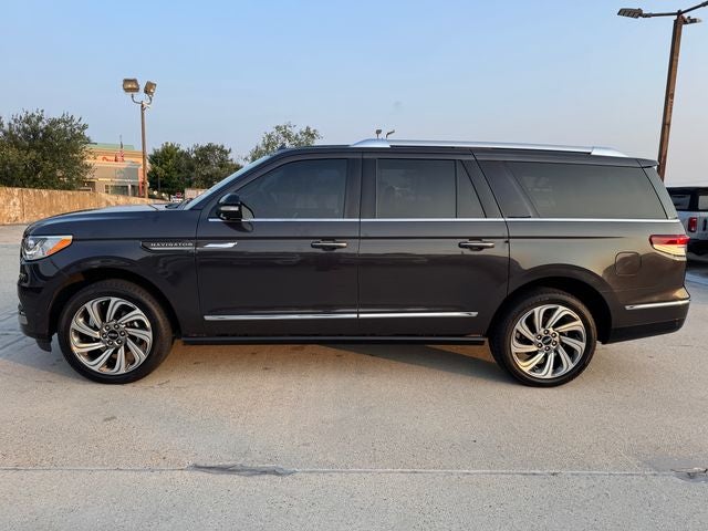 2022 Lincoln Navigator L Reserve | 2nd Row Captains | Luxury Pkg