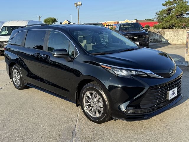 2025 Toyota Sienna LE 8 Passenger