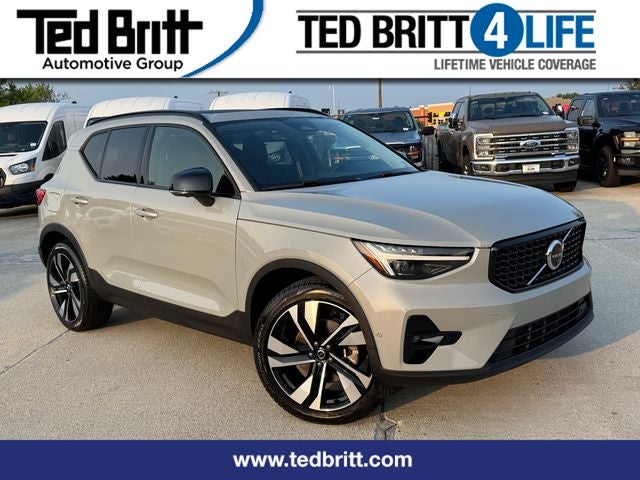 2025 Volvo XC40 B5 Ultra Dark Theme | 360 Camera | Pilot Assist | One Owner