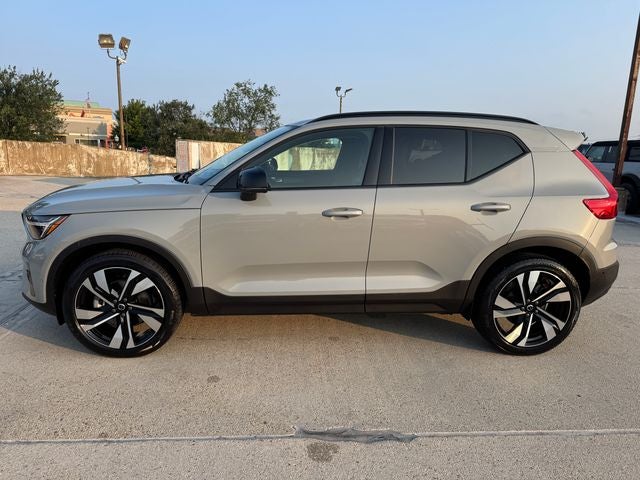 2025 Volvo XC40 B5 Ultra Dark Theme | 360 Camera | Pilot Assist | One Owner