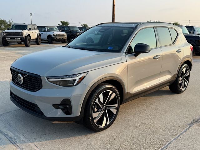 2025 Volvo XC40 B5 Ultra Dark Theme | 360 Camera | Pilot Assist | One Owner