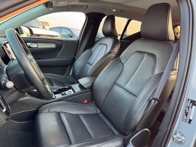 2025 Volvo XC40 B5 Ultra Dark Theme | 360 Camera | Pilot Assist | One Owner