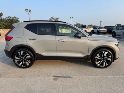 2025 Volvo XC40 B5 Ultra Dark Theme | 360 Camera | Pilot Assist | One Owner