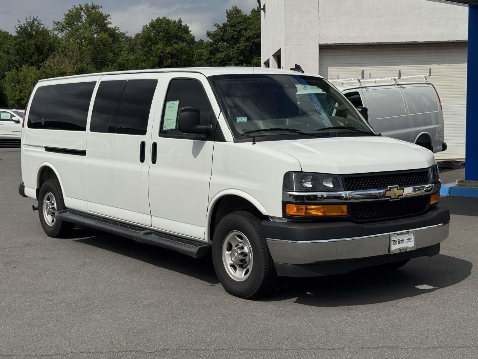 2025 Chevrolet Express 3500 LT Passenger