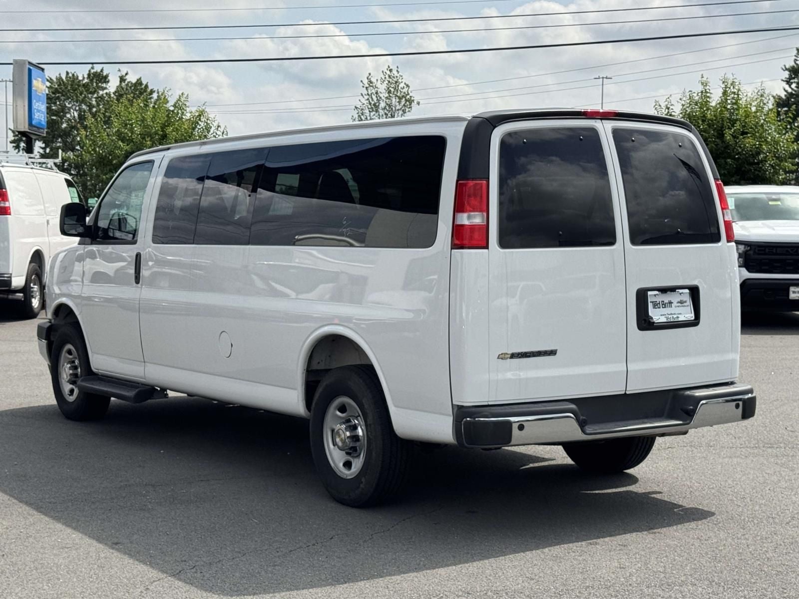 2025 Chevrolet Express 3500 LT Passenger