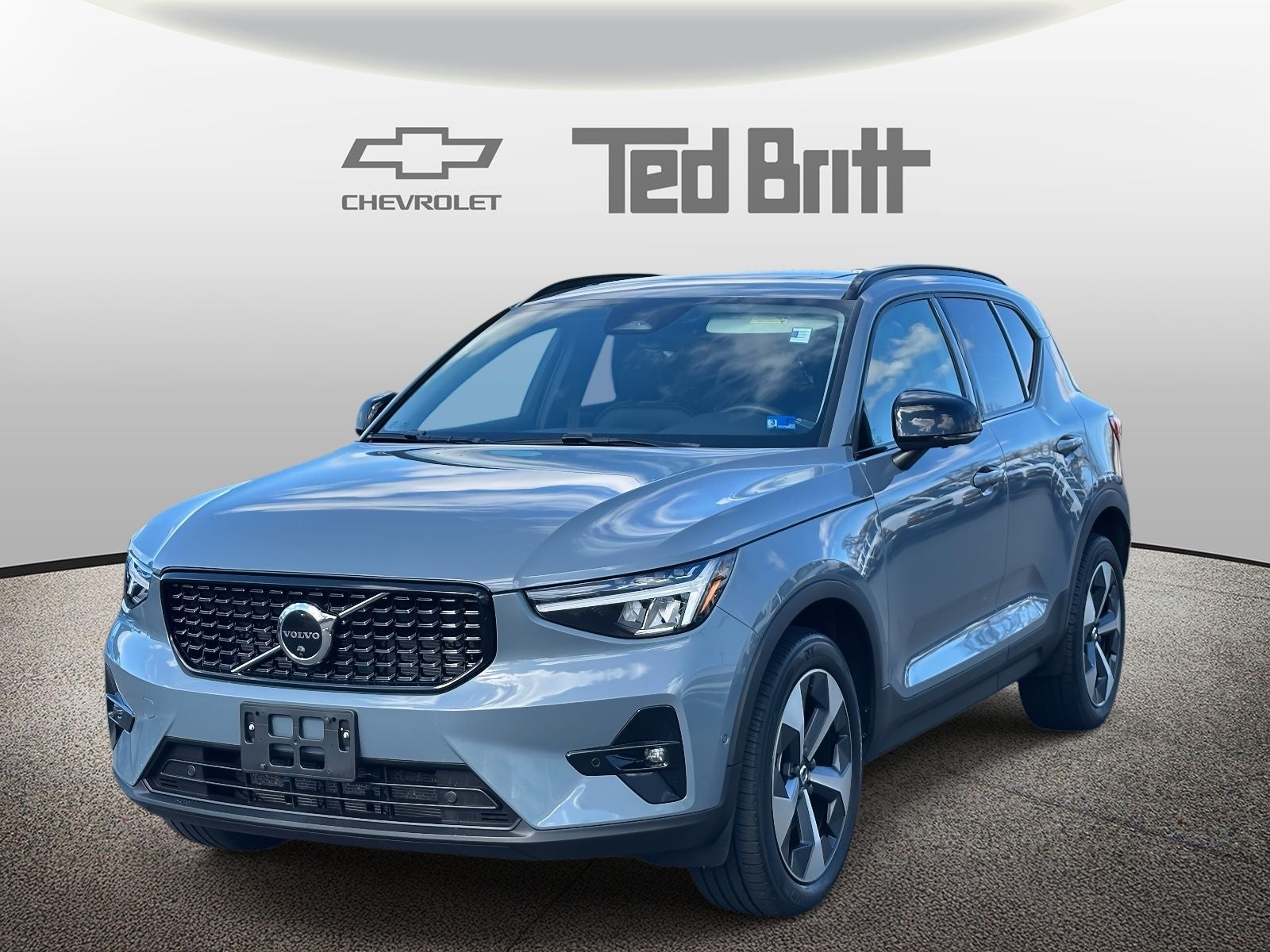 2023 Volvo XC40 B5 Plus Dark Theme